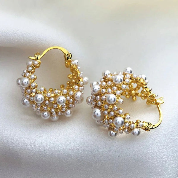 Brincos em forma de círculos com design vintage em ouro e pérolas