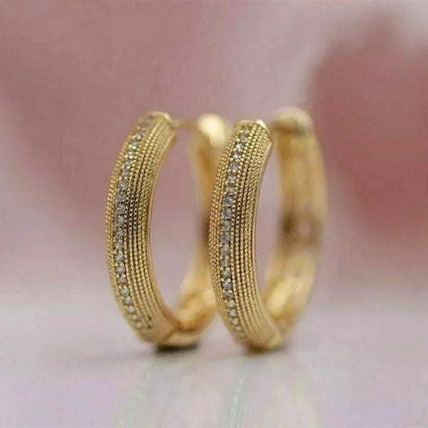 Brincos vintage em ouro com um padrão elegante