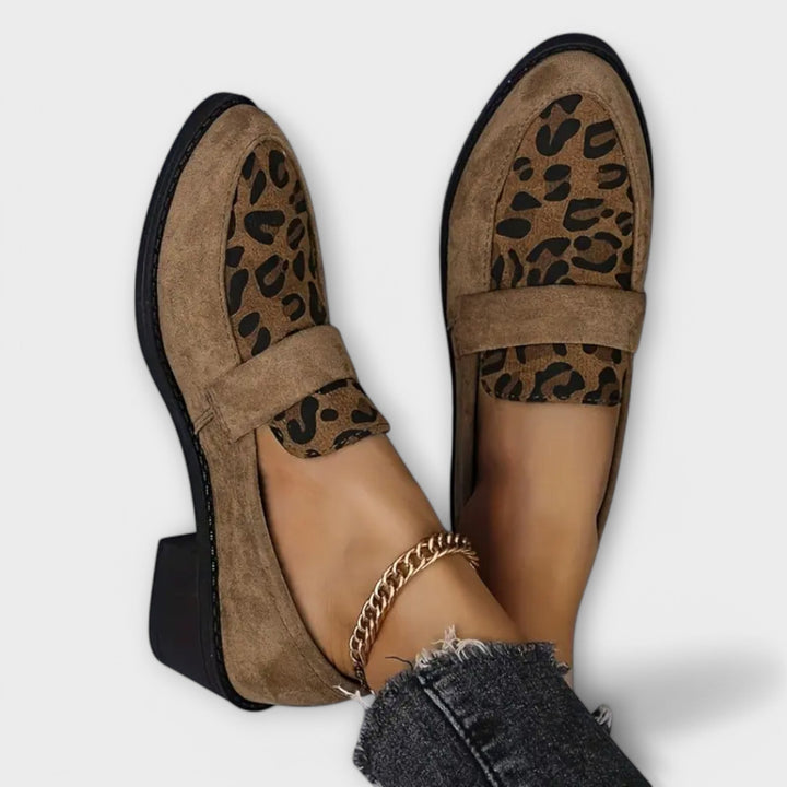 Sapatos femininos elegantes com padrão de leopardo