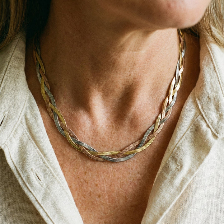 Colar elegante em ouro e prata