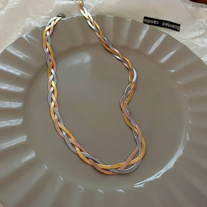 Colar elegante em ouro e prata