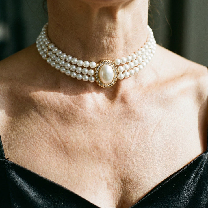Colar elegante com três pérolas