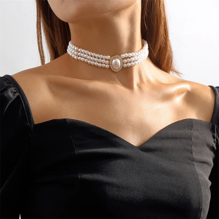 Colar elegante com três pérolas